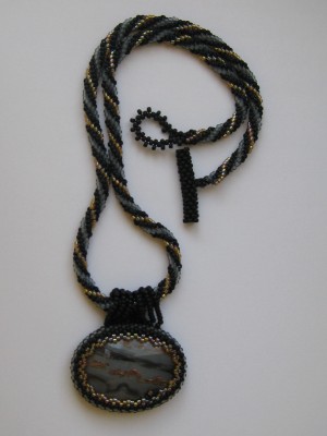 Šedá eminence-obšívaný kabošon 001.jpg